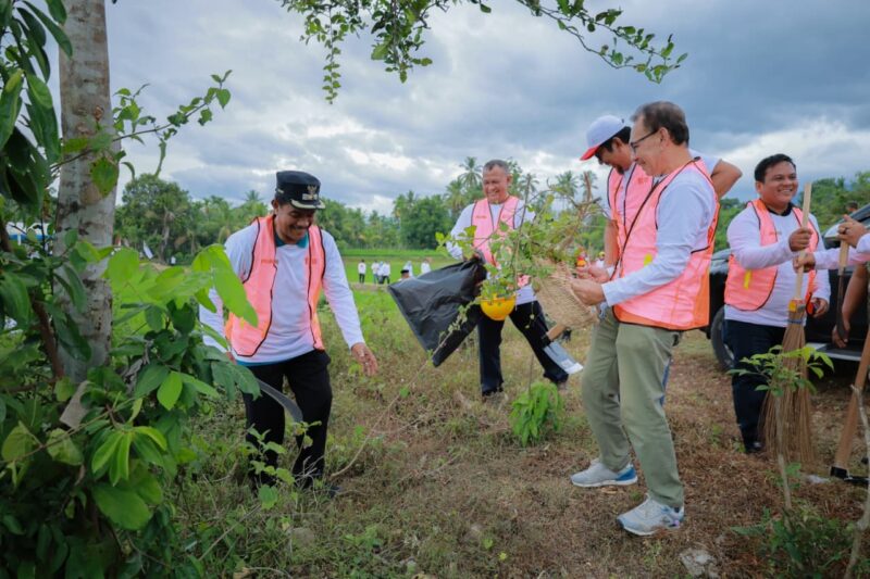 Wakil Bupati Aceh Besar turut serta dalam kegiatan gotong royong bersama masyarakat membersihkan kawasan persawahan di Gampong Piyeung Mon Ara, Kecamatan Montasik, Kabupaten Aceh Besar, Jumat (7/8/2026). Foto: Dok. MC Aceh Besar