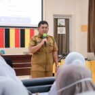 Kabid Persandian dan Statistik Diskominsa Aceh Barat, Dedy Jefernal, ST, memberikan materi dalam kegiatan pelatihan aktivasi TTE berbasis BSrE di RSUD Cut Nyak Dhien Meulaboh, Selasa (11/8/2026). Foto: Dok. Istimewa