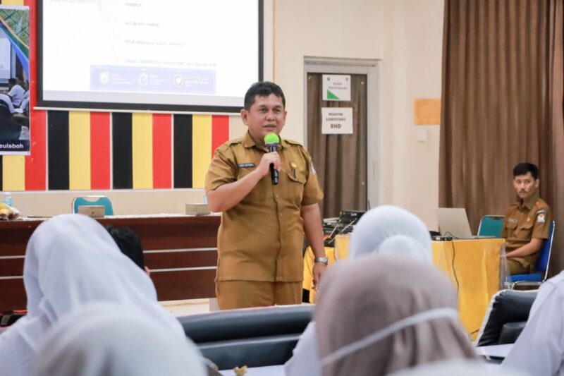 Kabid Persandian dan Statistik Diskominsa Aceh Barat, Dedy Jefernal, ST, memberikan materi dalam kegiatan pelatihan aktivasi TTE berbasis BSrE di RSUD Cut Nyak Dhien Meulaboh, Selasa (11/8/2026). Foto: Dok. Istimewa 