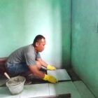 Personel Satgas TMMD Reguler ke-129 Kodim 0107/Aceh Selatan bersama warga melanjutkan pembangunan Rumah Tidak Layak Huni (RTLH) milik Salami di Desa Kemumu Hilir, Kecamatan Labuhanhaji, Aceh Selatan, Rabu (5/8/2026). Foto: Dok. Istimewa 