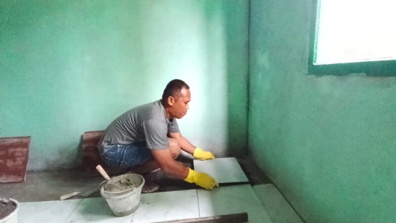 Personel Satgas TMMD Reguler ke-129 Kodim 0107/Aceh Selatan bersama warga melanjutkan pembangunan Rumah Tidak Layak Huni (RTLH) milik Salami di Desa Kemumu Hilir, Kecamatan Labuhanhaji, Aceh Selatan, Rabu (5/8/2026). Foto: Dok. Istimewa 