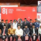 Azhar Abdurrahman bersama sejumlah pejabat Pemerintah Aceh dan penerima penghargaan dalam peringatan HUT ke-81 RI di Anjong Mon Mata, Banda Aceh, Senin (17/8/2026). Foto: Dok. Pribadi