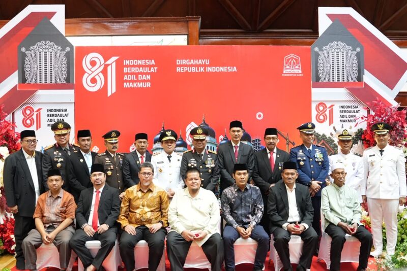 Azhar Abdurrahman bersama sejumlah pejabat Pemerintah Aceh dan penerima penghargaan dalam peringatan HUT ke-81 RI di Anjong Mon Mata, Banda Aceh, Senin (17/8/2026). Foto: Dok. Pribadi