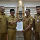penyerahan SK Pelaksana Tugas (Plt) Sekda Aceh kepada Taufik yang berlangsung di Aula Badan Kepegawaian Aceh (BKA), Banda Aceh, Senin (24/8/2026). Foto: Dok. Istimewa 
