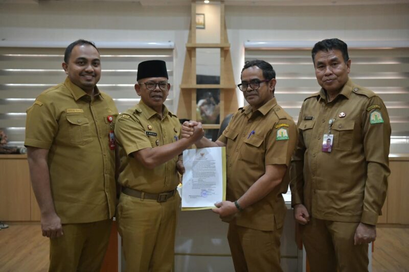 penyerahan SK Pelaksana Tugas (Plt) Sekda Aceh kepada Taufik yang berlangsung di Aula Badan Kepegawaian Aceh (BKA), Banda Aceh, Senin (24/8/2026). Foto: Dok. Istimewa 