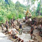 Personel Satgas TMMD Reguler ke-129 Kodim 0107/Aceh Selatan bersama warga melaksanakan pengecoran box culvert titik pertama pada jalur pembukaan badan jalan sepanjang 1,5 kilometer di Desa Kemumu Seberang, Kecamatan Labuhanhaji Timur, Sabtu (8/8/2026). Foto: Dok. Istimewa