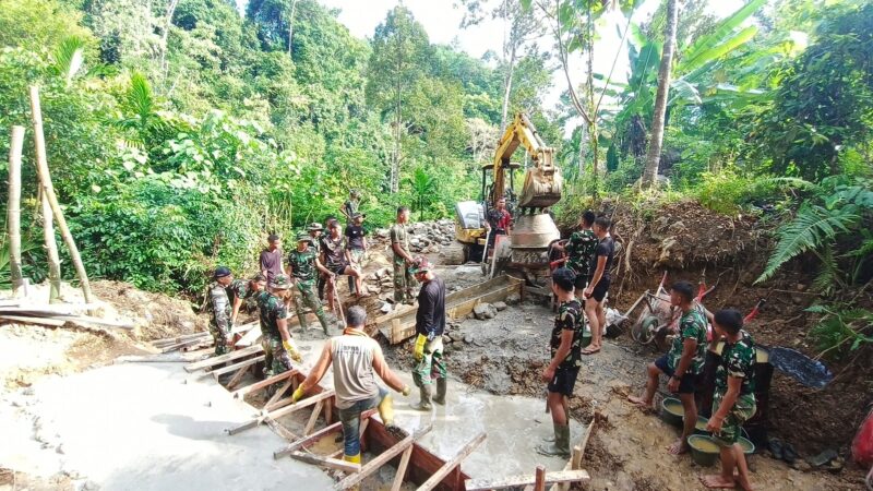 Personel Satgas TMMD Reguler ke-129 Kodim 0107/Aceh Selatan bersama warga melaksanakan pengecoran box culvert titik pertama pada jalur pembukaan badan jalan sepanjang 1,5 kilometer di Desa Kemumu Seberang, Kecamatan Labuhanhaji Timur, Sabtu (8/8/2026). Foto: Dok. Istimewa 