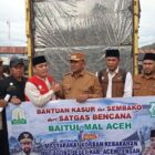 Ketua Baitul Mal Aceh Tgk. H. Muhammad Yunus menyerahkan bantuan tanggap darurat kepada warga terdampak kebakaran di Kecamatan Jagong Jeget, Aceh Tengah, Selasa (11/8/2026). Foto: Dok. Istimewa