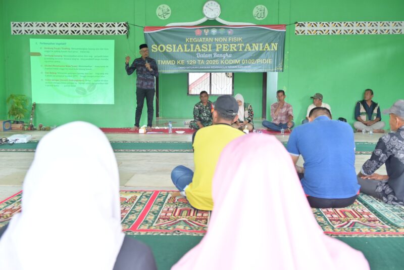 Satgas TMMD Reguler ke-129 Kodim 0102/Pidie bersama Dinas Pertanian Kabupaten Pidie memberikan penyuluhan pertanian, perkebunan, dan peternakan kepada masyarakat Desa Lhok Panah, Kecamatan Sakti, sebagai upaya meningkatkan pengetahuan dan produktivitas warga, Sabtu (8/8/2026). Foto: Dok. Istimewa 