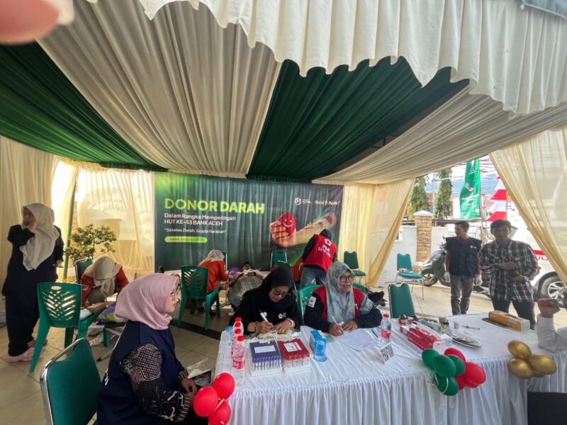 Bank Aceh menggelar donor darah serentak di 26 cabang dalam rangka HUT ke-53 dan berhasil mengumpulkan 1.648 kantong darah untuk membantu memenuhi kebutuhan masyarakat. Foto: Dok. Istimewa 