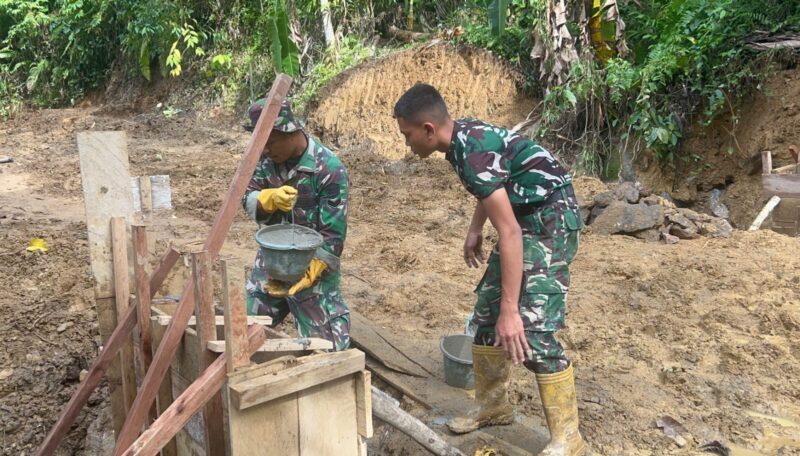 Personel Satgas TMMD Reguler ke-129 Kodim 0107/Aceh Selatan melakukan pengecoran kepala sisi kanan dan kiri jembatan box di Desa Kemumu Seberang, Kecamatan Labuhanhaji Timur, Jumat (7/8/2026). Foto: Dok. Istimewa 