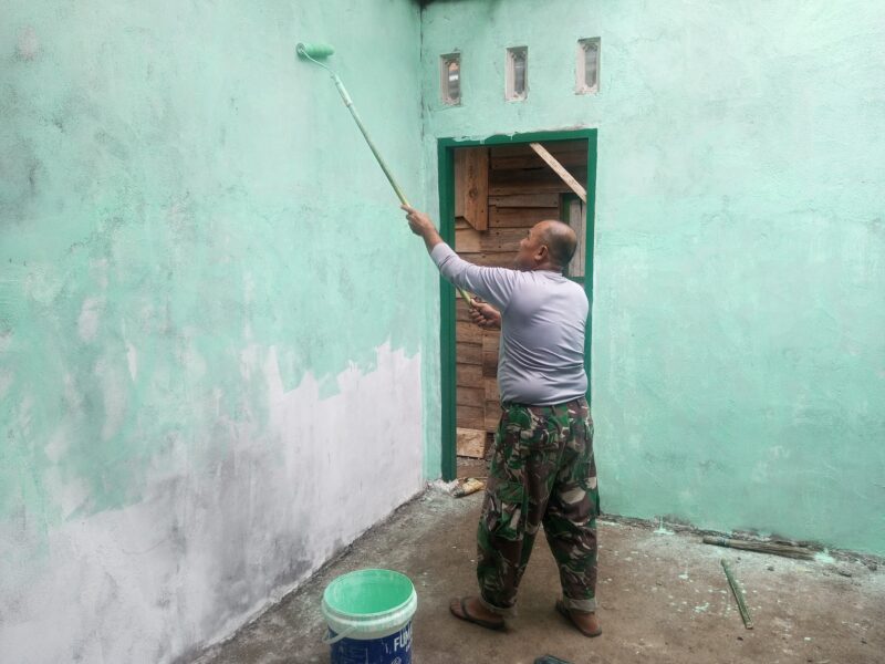Personel Satgas TMMD Reguler ke-129 Kodim 0107/Aceh Selatan bersama warga melaksanakan pengecatan rumah milik Barlian di Desa Kemumu Hilir, Kecamatan Labuhanhaji Timur, Kamis (6/8/2026). Foto: Dok. Istimewa 