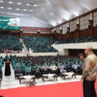 Direktur Utama Bank Aceh Fadhil Ilyas saat memberikan edukasi literasi keuangan kepada sekitar 8.000 mahasiswa baru USK dalam kegiatan PAKARMARU USK 2026 di Gedung AAC USK, Banda Aceh, Rabu (12/8/2026). Foto: Dok. Istimewa