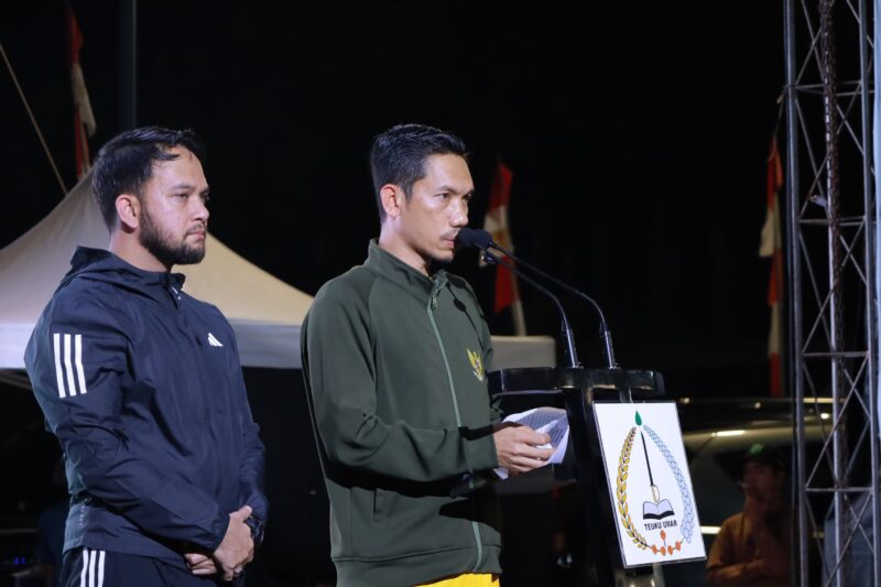Bupati Aceh Barat Tarmizi SP, MM bersama Wakil Bupati Said Fadheil SH menghadiri pembukaan Turnamen Mini Soccer Piala Danrem 012/Teuku Umar Tahun 2026 di Lapangan My Soccer Mini, Desa Ujong Baroh, Kecamatan Johan Pahlawan, Minggu (9/8/2026) malam. Foto: Dok. Istimewa 