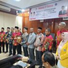 Bupati Aceh Barat Tarmizi SP, MM menyerahkan peserta Program Sarjana Membangun Desa (Rajadesa) Tahun 2026 untuk diterjunkan ke gampong-gampong di Kabupaten Aceh Barat pada kegiatan yang berlangsung di Aula Cut Nyak Dhien, Kantor Bappeda Aceh Barat, Kamis (6/8/2026). Foto: Dok. Istimewa 