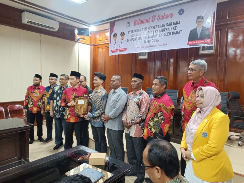 Bupati Aceh Barat Tarmizi SP, MM menyerahkan peserta Program Sarjana Membangun Desa (Rajadesa) Tahun 2026 untuk diterjunkan ke gampong-gampong di Kabupaten Aceh Barat pada kegiatan yang berlangsung di Aula Cut Nyak Dhien, Kantor Bappeda Aceh Barat, Kamis (6/8/2026). Foto: Dok. Istimewa 