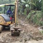Personel Satgas TMMD Reguler ke-129 Kodim 0107/Aceh Selatan bersama alat berat terus mempercepat pembukaan jalan sepanjang 1,5 kilometer di Desa Kemumu Sebrang, Kecamatan Labuhanhaji Timur, Selasa (4/8/2026). Foto: Dok. Istimewa 
