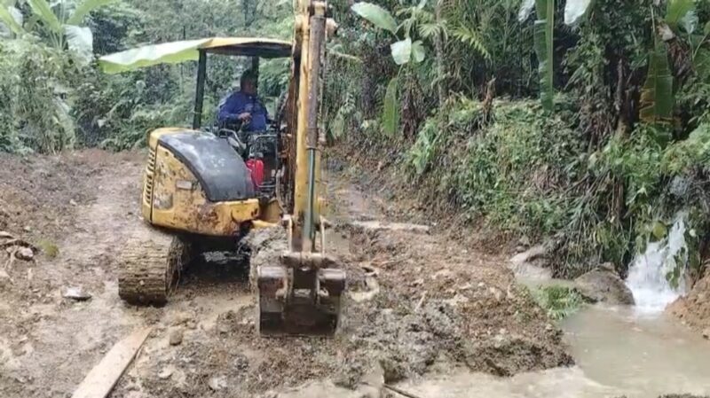 Personel Satgas TMMD Reguler ke-129 Kodim 0107/Aceh Selatan bersama alat berat terus mempercepat pembukaan jalan sepanjang 1,5 kilometer di Desa Kemumu Sebrang, Kecamatan Labuhanhaji Timur, Selasa (4/8/2026). Foto: Dok. Istimewa 