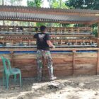 Satgas TMMD ke-129 Kodim 0102/Pidie merampungkan pembangunan kandang ayam petelur dan kolam ikan lele di halaman rumah Nyak Ubit, Desa Lhok Panah, Selasa (11/8/2026). Foto: Dok. Istimewa 