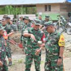 Tim Wasev PJO TMMD Ke-129 yang dipimpin Brigjen TNI Bambang Sulistyo Hery T. meninjau progres pembangunan sasaran fisik dan nonfisik TMMD di Desa Lhok Panah, Kecamatan Sakti, Kabupaten Pidie, Rabu (5/8/2026). Foto: Dok. Istimewa 