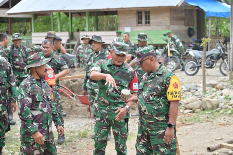 Tim Wasev PJO TMMD Ke-129 yang dipimpin Brigjen TNI Bambang Sulistyo Hery T. meninjau progres pembangunan sasaran fisik dan nonfisik TMMD di Desa Lhok Panah, Kecamatan Sakti, Kabupaten Pidie, Rabu (5/8/2026). Foto: Dok. Istimewa 