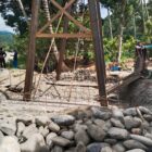 Personel TNI bersama masyarakat bergotong royong melakukan pengecoran lantai jembatan beton di Desa Bunga Melur, Kecamatan Deleng Pokhkisen, Aceh Tenggara, Jumat (7/8/2026). Foto: Dok. Istimewa