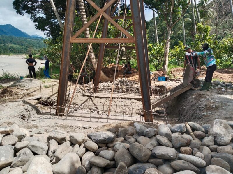 Personel TNI bersama masyarakat bergotong royong melakukan pengecoran lantai jembatan beton di Desa Bunga Melur, Kecamatan Deleng Pokhkisen, Aceh Tenggara, Jumat (7/8/2026). Foto: Dok. Istimewa 