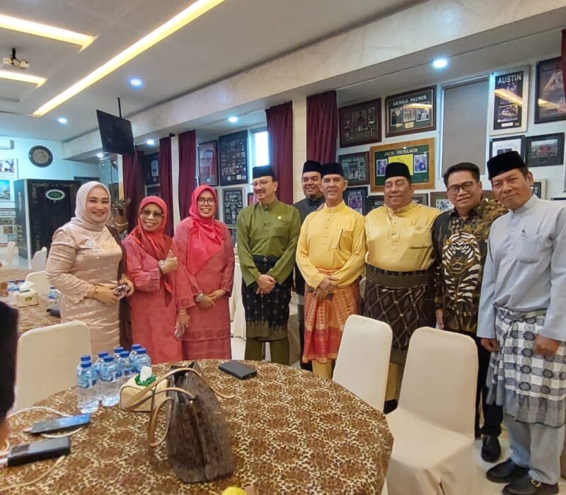 Ketua Umum DMDI Indonesia Datuk H. Said Aldi Al Idrus bersama jajaran pengurus dan perwakilan DMDI dari sejumlah negara berfoto bersama usai Rapimnas DMDI Indonesia di Hallroom Rahmat Gallery, Medan, Sabtu (22/8/2026). Foto: Dok. Istimewa 