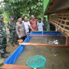 Danrem 011/Lilawangsa Brigjen TNI Ali Imran bersama Forkopimda Pidie dan Dansatgas TMMD ke-129 Kodim 0102/Pidie meninjau kolam ikan lele dan kandang ayam petelur sebagai sasaran tambahan TMMD di Desa Lhok Panah, Kecamatan Sakti, Kamis (13/8/2026). Foto: Dok. Istimewa