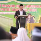 Bupati Aceh Besar H. Muharram Idris memberikan sambutan pada peresmian Masjid Ibnu Abu Bakar yang berada di lingkungan RSU Putri Bidadari Aceh, Kecamatan Darul Imarah, Kabupaten Aceh Besar, Jumat (7/8/2026). Foto: Dok. Prokopim Aceh Besar