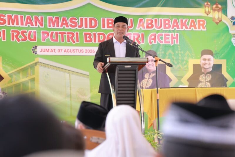 Bupati Aceh Besar H. Muharram Idris memberikan sambutan pada peresmian Masjid Ibnu Abu Bakar yang berada di lingkungan RSU Putri Bidadari Aceh, Kecamatan Darul Imarah, Kabupaten Aceh Besar, Jumat (7/8/2026). Foto: Dok. Prokopim Aceh Besar