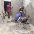 Personel Satgas TMMD Reguler ke-129 Kodim 0107/Aceh Selatan bersama warga mengerjakan plester dinding dan lantai rumah milik Jakfar di Desa Aur Pelumat, Kecamatan Labuhanhaji Timur, Selasa (4/8/2026). Foto: Dok. Istimewa 