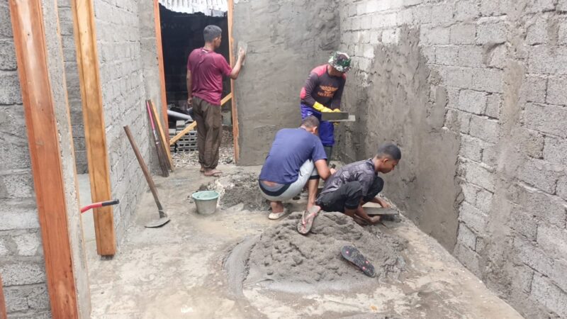 Personel Satgas TMMD Reguler ke-129 Kodim 0107/Aceh Selatan bersama warga mengerjakan plester dinding dan lantai rumah milik Jakfar di Desa Aur Pelumat, Kecamatan Labuhanhaji Timur, Selasa (4/8/2026). Foto: Dok. Istimewa 