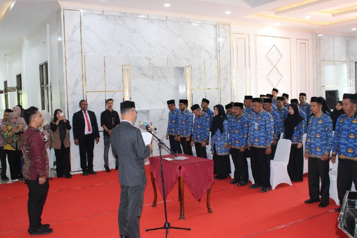 Wabup Zaman Akli melantik pejabat di Lobi Kantor Bupati Abdya. Foto. Dok. Teukunizar/noa.co.id