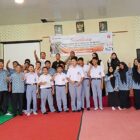 Manajemen Portal Media Habakini.com bersama siswa-siswi SMK Negeri 1 Calang berfoto bersama usai kegiatan sosialisasi kepatuhan hukum dalam rangka memperingati HUT ke-4 Habakini.com, Rabu (16/9/2026). Foto: Dok. Habakini.com