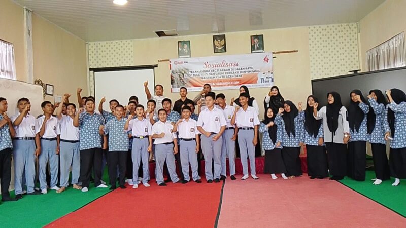 Manajemen Portal Media Habakini.com bersama siswa-siswi SMK Negeri 1 Calang berfoto bersama usai kegiatan sosialisasi kepatuhan hukum dalam rangka memperingati HUT ke-4 Habakini.com, Rabu (16/9/2026). Foto: Dok. Habakini.com