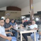 Ketua SMSI Aceh Besar Zulfikar bersama Ketua DPRK Aceh Besar Abdul Mufti, A.Md., didampingi Sekretaris SMSI Aceh Besar Sadhali dan Bendahara Azhari Usman, saat bersilaturahmi di Sentra Kupi, Lampenerut, Aceh Besar, Rabu (9/9/2026). Foto: Dok. SMSI Aceh Besar
