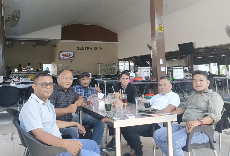 Ketua SMSI Aceh Besar Zulfikar bersama Ketua DPRK Aceh Besar Abdul Mufti, A.Md., didampingi Sekretaris SMSI Aceh Besar Sadhali dan Bendahara Azhari Usman, saat bersilaturahmi di Sentra Kupi, Lampenerut, Aceh Besar, Rabu (9/9/2026). Foto: Dok. SMSI Aceh Besar