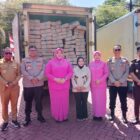 Wakil Bupati Nagan Raya Raja Sayang bersama Kapolres Nagan Raya AKBP Bhenny Bhatara, Kasubkor P2HP DKP Aceh Fitriani dan unsur terkait saat menerima penyaluran 21 ton ikan segar dalam program Gemarikan di Halaman Mapolres Nagan Raya, Senin (1/9/2026). Foto: Dok. Istimewa