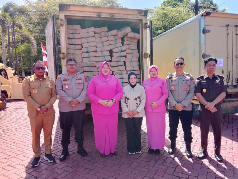 Wakil Bupati Nagan Raya Raja Sayang bersama Kapolres Nagan Raya AKBP Bhenny Bhatara, Kasubkor P2HP DKP Aceh Fitriani dan unsur terkait saat menerima penyaluran 21 ton ikan segar dalam program Gemarikan di Halaman Mapolres Nagan Raya, Senin (1/9/2026). Foto: Dok. Istimewa
