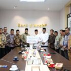 Direktur Utama Bank Aceh Syariah Fadhil Ilyas menyerahkan zakat perusahaan Tahun Buku 2025 sebesar Rp2,7 miliar kepada Kepala Baitul Mal Aceh Tgk HM Yunus M Yusuf di Kantor Pusat Bank Aceh Syariah, Banda Aceh, Selasa (1/9/2026). Foto: Dok. Istimewa