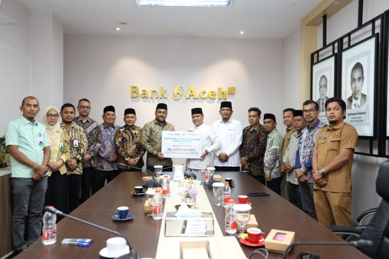 Direktur Utama Bank Aceh Syariah Fadhil Ilyas menyerahkan zakat perusahaan Tahun Buku 2025 sebesar Rp2,7 miliar kepada Kepala Baitul Mal Aceh Tgk HM Yunus M Yusuf di Kantor Pusat Bank Aceh Syariah, Banda Aceh, Selasa (1/9/2026). Foto: Dok. Istimewa