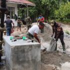 Personel TNI dan warga bergotong royong mengerjakan penggalian pondasi untuk kedudukan angkur Jembatan Gantung Perintis Garuda di Desa Lawe Ger Ger, Aceh Tenggara, Sabtu (5/9/2026). Foto: Dok. Istimewa