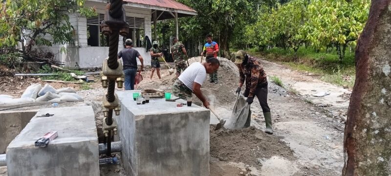 Personel TNI dan warga bergotong royong mengerjakan penggalian pondasi untuk kedudukan angkur Jembatan Gantung Perintis Garuda di Desa Lawe Ger Ger, Aceh Tenggara, Sabtu (5/9/2026). Foto: Dok. Istimewa 