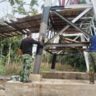 Babinsa dan warga bergotong royong mengecat tiang pylon Jembatan Gantung Perintis dengan warna merah putih sebagai bagian dari tahap penyempurnaan dan pemeliharaan jembatan, Aceh Tenggara, Selasa (22/9/2026). Foto: Dok. Istimewa