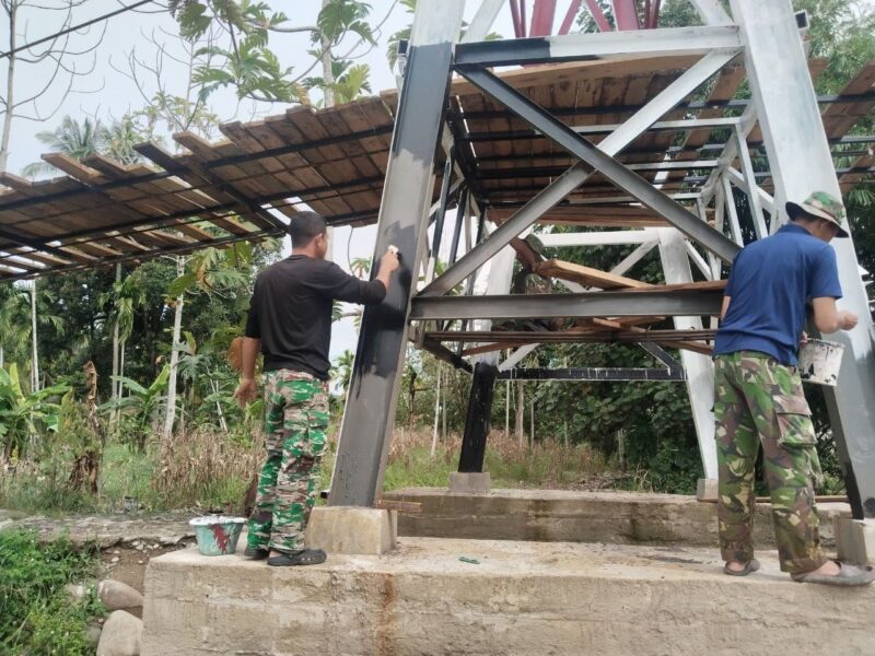 Babinsa dan warga bergotong royong mengecat tiang pylon Jembatan Gantung Perintis dengan warna merah putih sebagai bagian dari tahap penyempurnaan dan pemeliharaan jembatan, Aceh Tenggara, Selasa (22/9/2026). Foto: Dok. Istimewa 