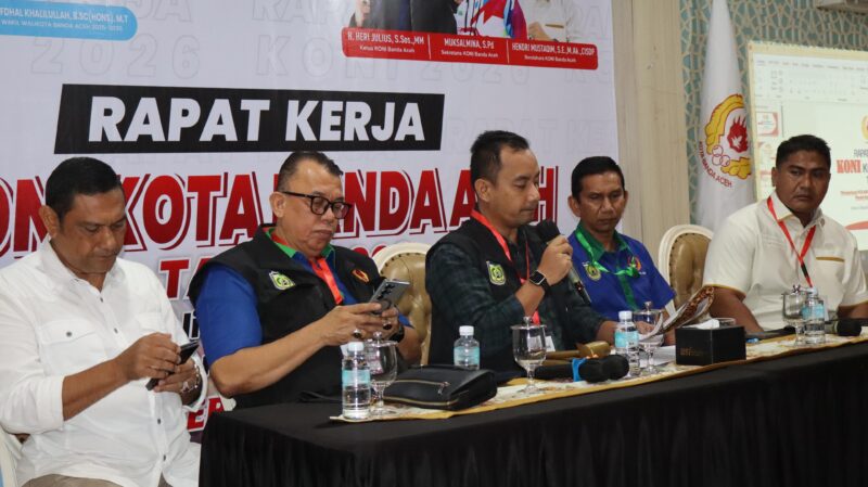 Staf Ahli Wali Kota Banda Aceh Said Fauzan menyampaikan arahan pada Rapat Kerja KONI Kota Banda Aceh Tahun 2026 terkait penguatan pembinaan dan prestasi olahraga. Foto: Dok. Istimewa 