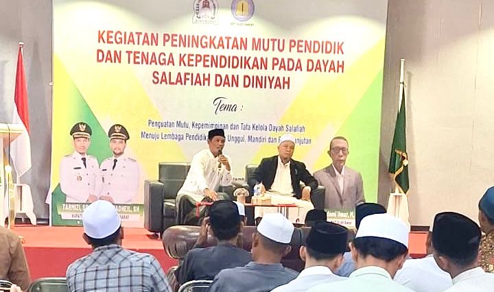 Ketua MPD Kabupaten Aceh Barat Drs. Adami Umar, M.Pd. saat membuka Workshop Peningkatan Mutu Pendidik dan Tenaga Kependidikan pada Dayah Salafiyah dan Diniyah di Aula Cabdin Aceh Barat, Kamis (3/9/2026). Foto: Dok. Istimewa 