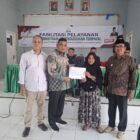 Petugas menyerahkan dokumen administrasi kependudukan kepada warga dalam kegiatan Fasilitasi Pelayanan Administrasi Kependudukan Terpadu di Aceh Barat, Kamis (24/9/2026). Foto: Dok. Istimewa
