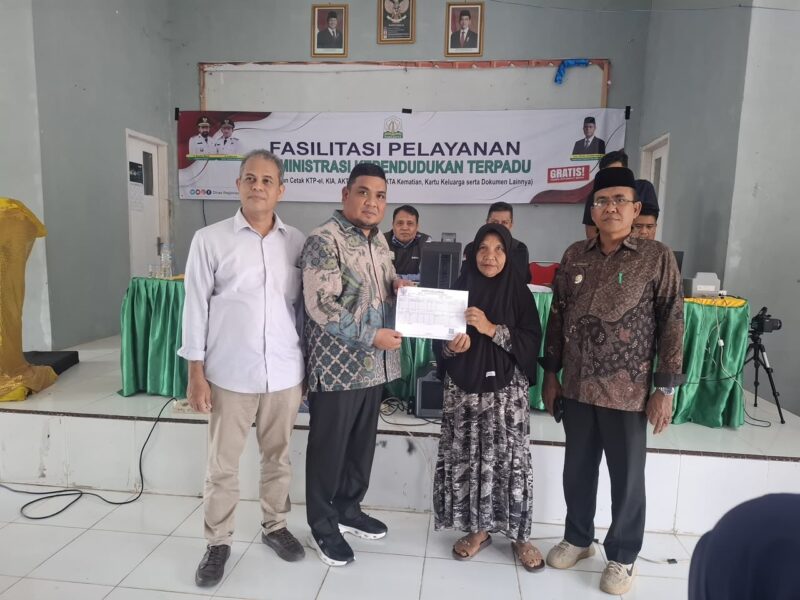 Petugas menyerahkan dokumen administrasi kependudukan kepada warga dalam kegiatan Fasilitasi Pelayanan Administrasi Kependudukan Terpadu di Aceh Barat, Kamis (24/9/2026). Foto: Dok. Istimewa 